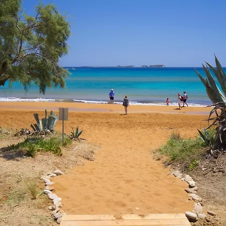 Grand Blue Beach & Suites شقة *
